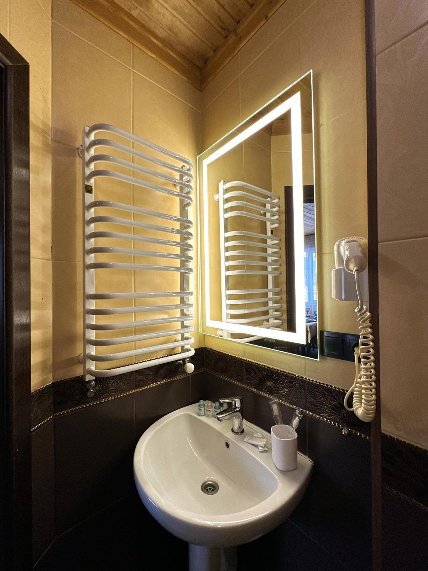 Wellland Hotel Yaremche Ngoại thất bức ảnh